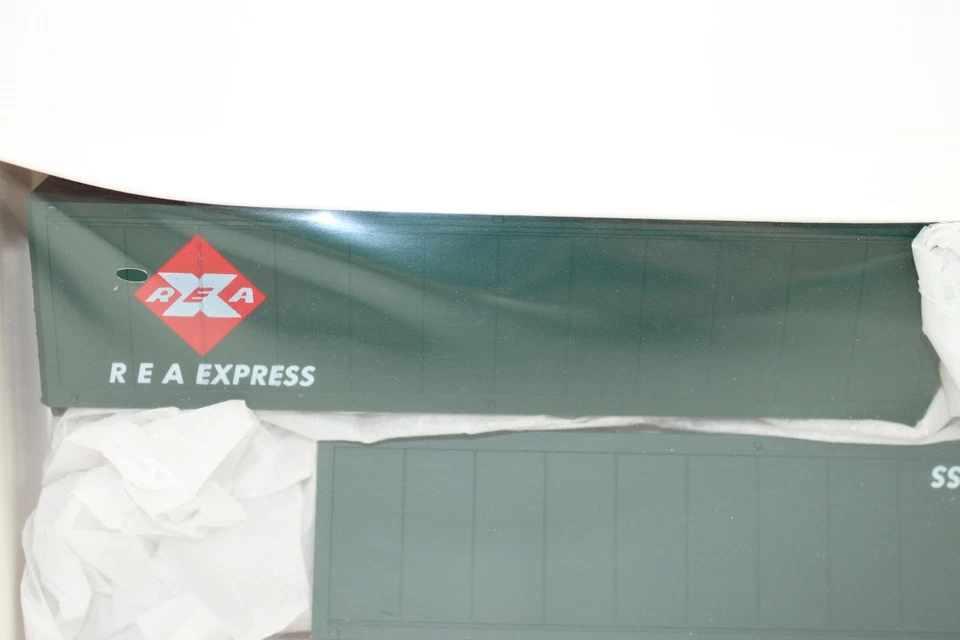 Walthers HO Scale REA Railway Express 40' Semi Truck Trailer Set NOS 933-1455 - Image 2 of 3