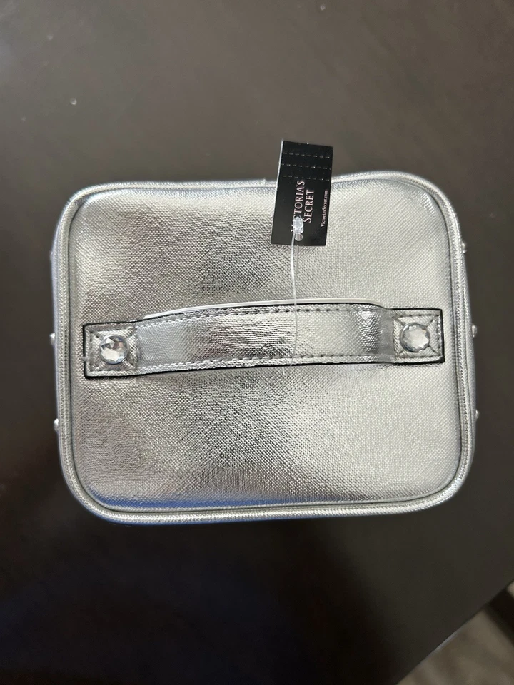 Bolso de Maquillaje VICTORIA’S SECRET Metálico Plateado Estuche Tren Estilo Regalo Madre Nuevo Foto 3 de 4