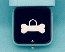 Ciondolo Tiffany & Co. in argento sterling con osso di cane e sacchetto