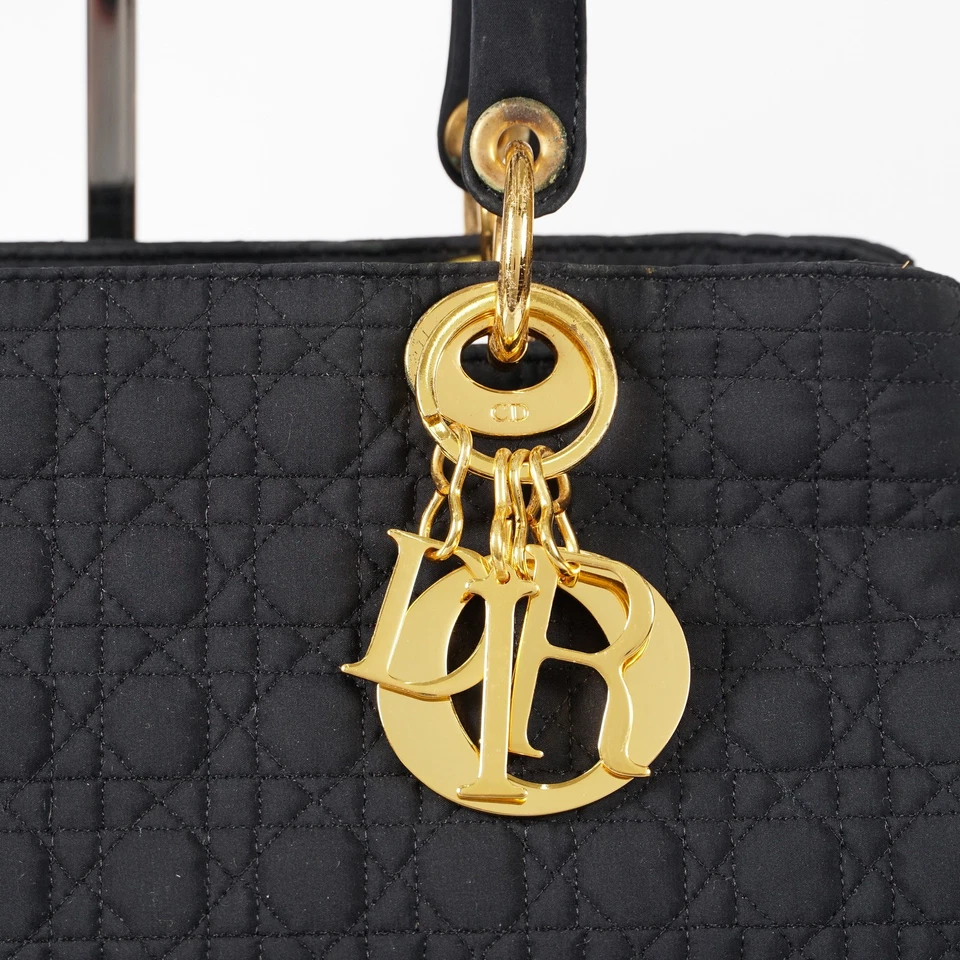 Bolso de mano Dior Lady Dior negro usado herrajes dorados encanto 11023960020 Foto 3 de 4
