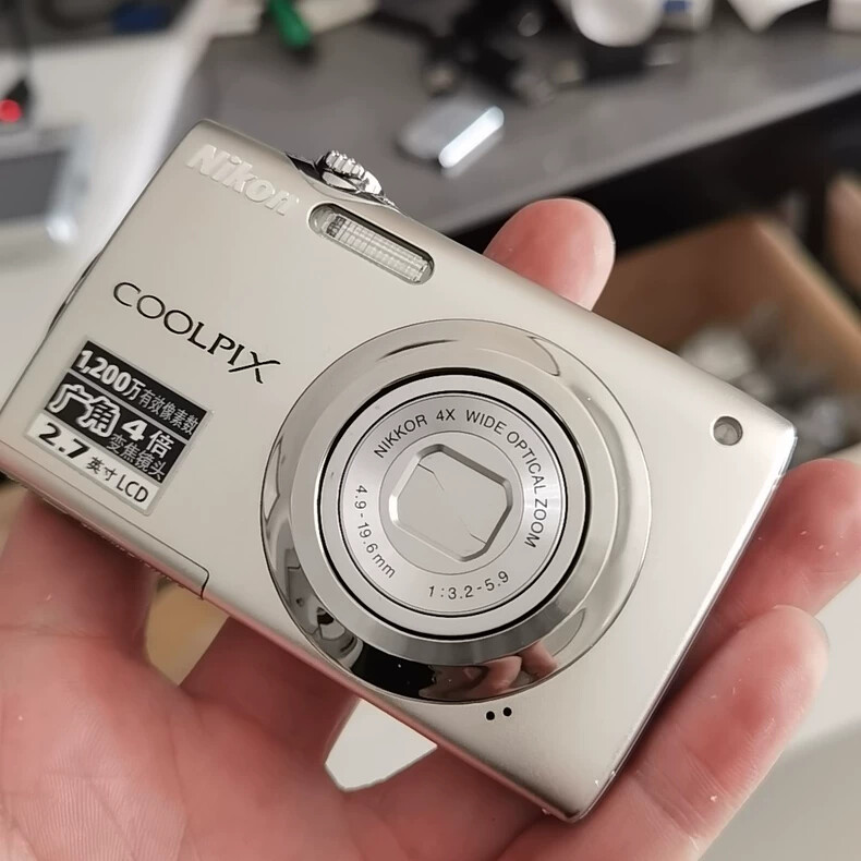 Nikon COOLPIX S3000 シルバー Nikon Coolpix S3000 Digital Compact