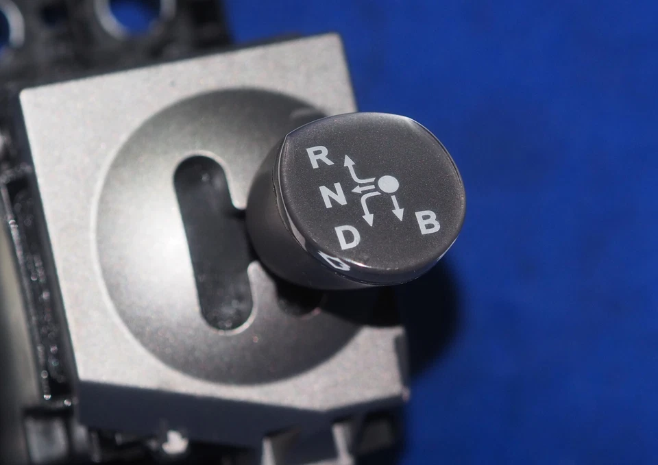 2004-2009 Toyota Prius Automatic Transmission Gear Shifter Assembly OEM - Image 2 of 4