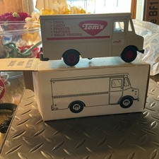 Ertl Die Cast Tom  s Walk In Van Locking Coin Bank With Key 1/43 Scale