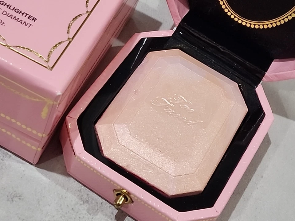 Too Faced Diamond Light Highlighter FANCY PINK DIAMOND Net Wt. 12 g/ 0.42 Oz - Image 4 of 4