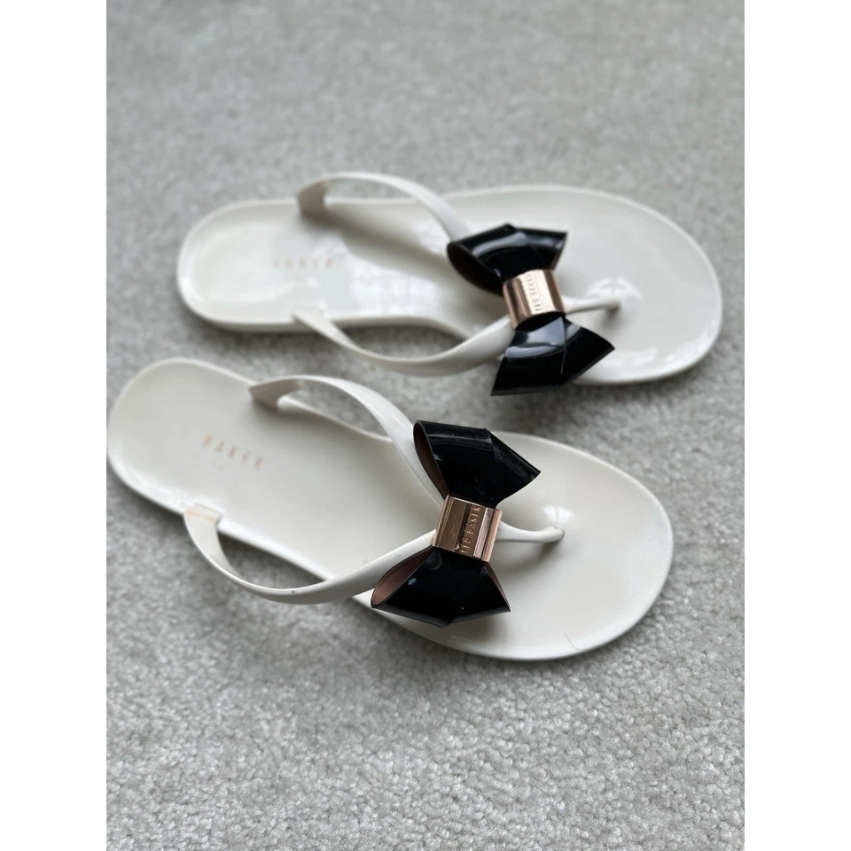 Chanclas TED BAKER 6 blancas y negras Foto 3 de 4