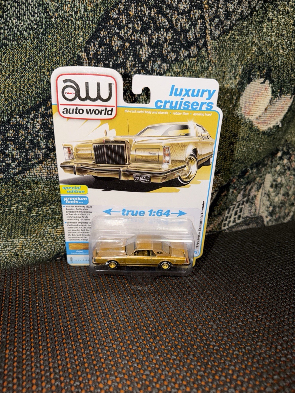 Auto World Luxury Cruisers 1979 Lincoln Continental Lowriders Gold Special Edit.