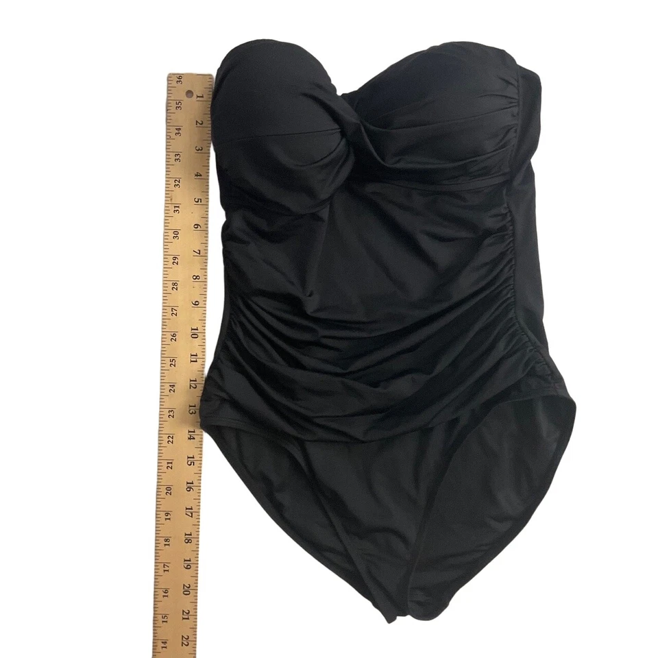Traje de baño grande Anne Cole negro sin tirantes con detalles fruncidos tostado cruzado de una pieza Foto 2 de 4