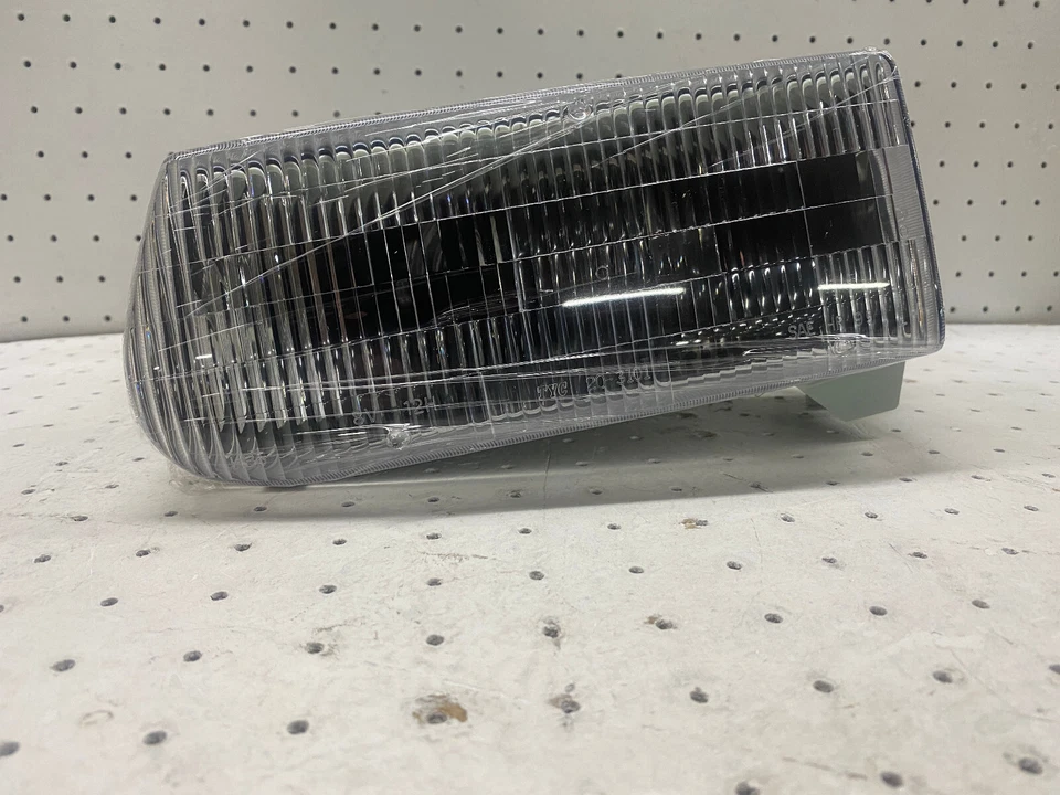 Conjunto de faros de repuesto para conductor izquierdo Ford Explorer TYC 1995-2001 Foto 2 de 4