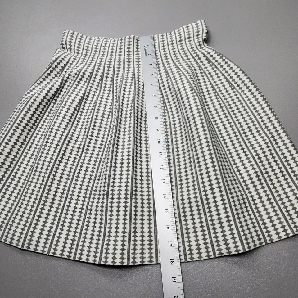 Mini saia skatista feminina Club Monaco plissada estampa cinza e branco tamanho P - Imagem 4 de 4