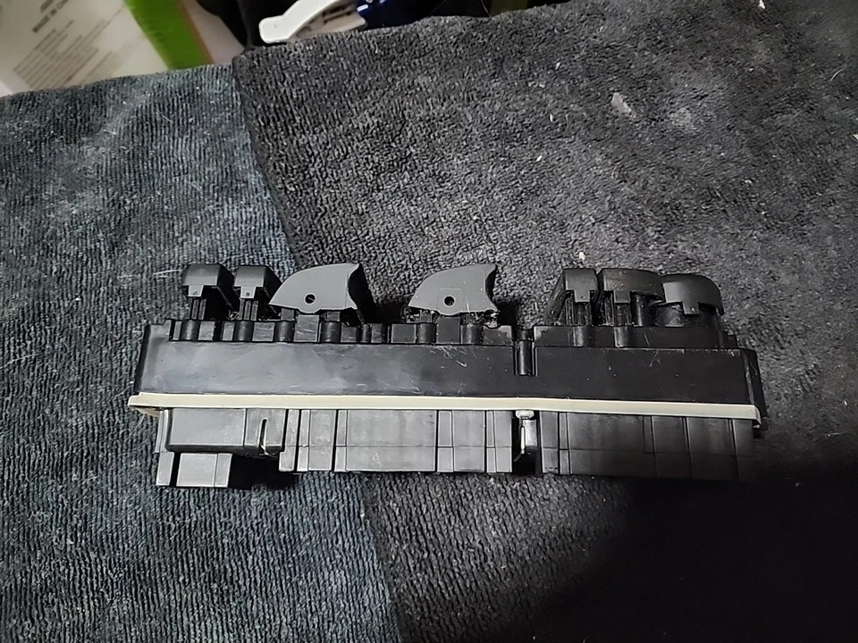 07-14 SIERRA SILVERADO TAHOE YUKON DRIVERS 车窗开关电源折叠 C3B17 — 第 3/4 张图片