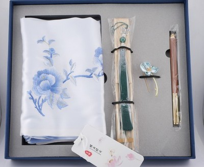 MIB Suzhou Stickerei Geschenkset Seide Tischläufer, Stift, Fächer & Brosche