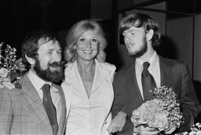 Michael Learned With Actor Jon Walmsley Her Co Star In The Televi 1976 Old Photo