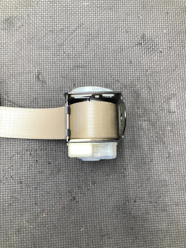 05-11 Conjunto retractor de cinturón de seguridad trasero central Cadillac STS fabricante de equipos originales Foto 2 de 4