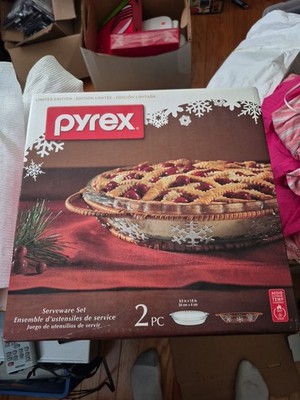 New! Pyrex 9.5'' Pie Plate Limited Edition 2 pc Christmas Serveware Set 2012