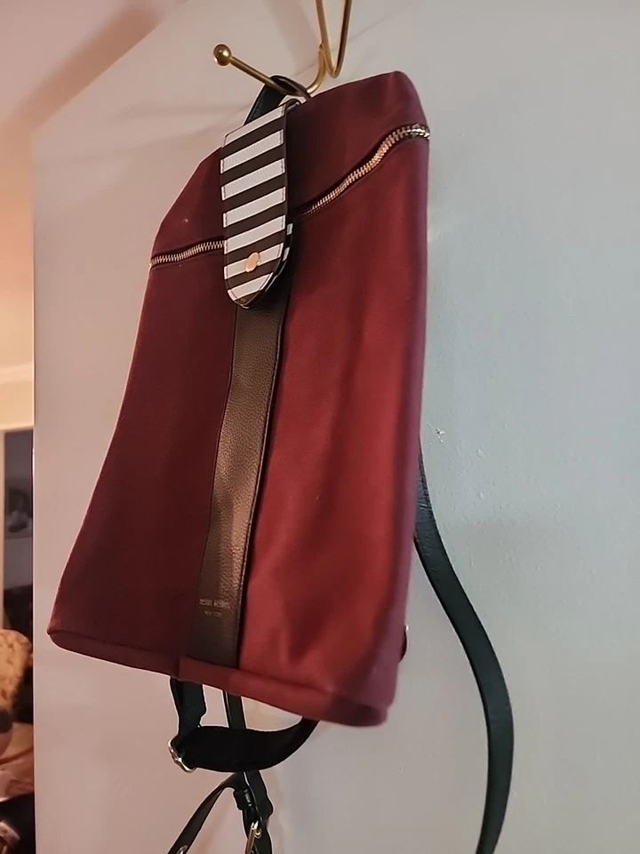 Bolso Bandolera HENRI BENDEL Edición Limitada Borgoña con Rayas Icónicas Foto 4 de 4