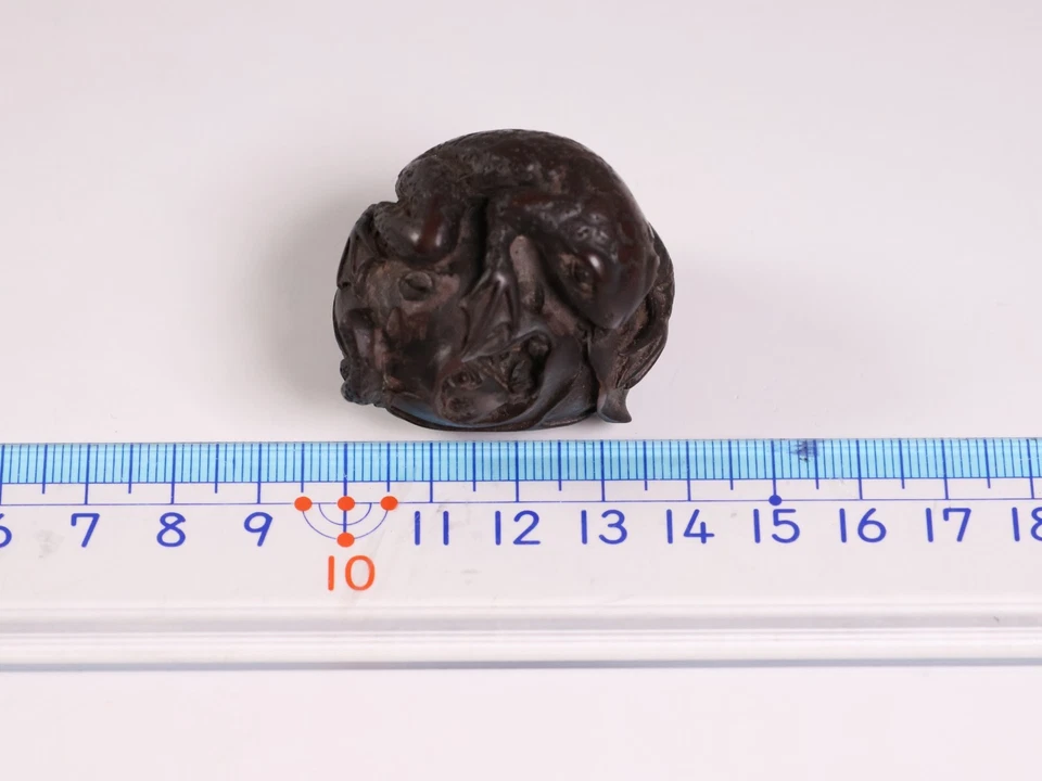 Rana y serpiente japonesa tallada en madera Netsuke 1,62 pulgadas Inro Ojime Meiji era siglo XIX Foto 2 de 4