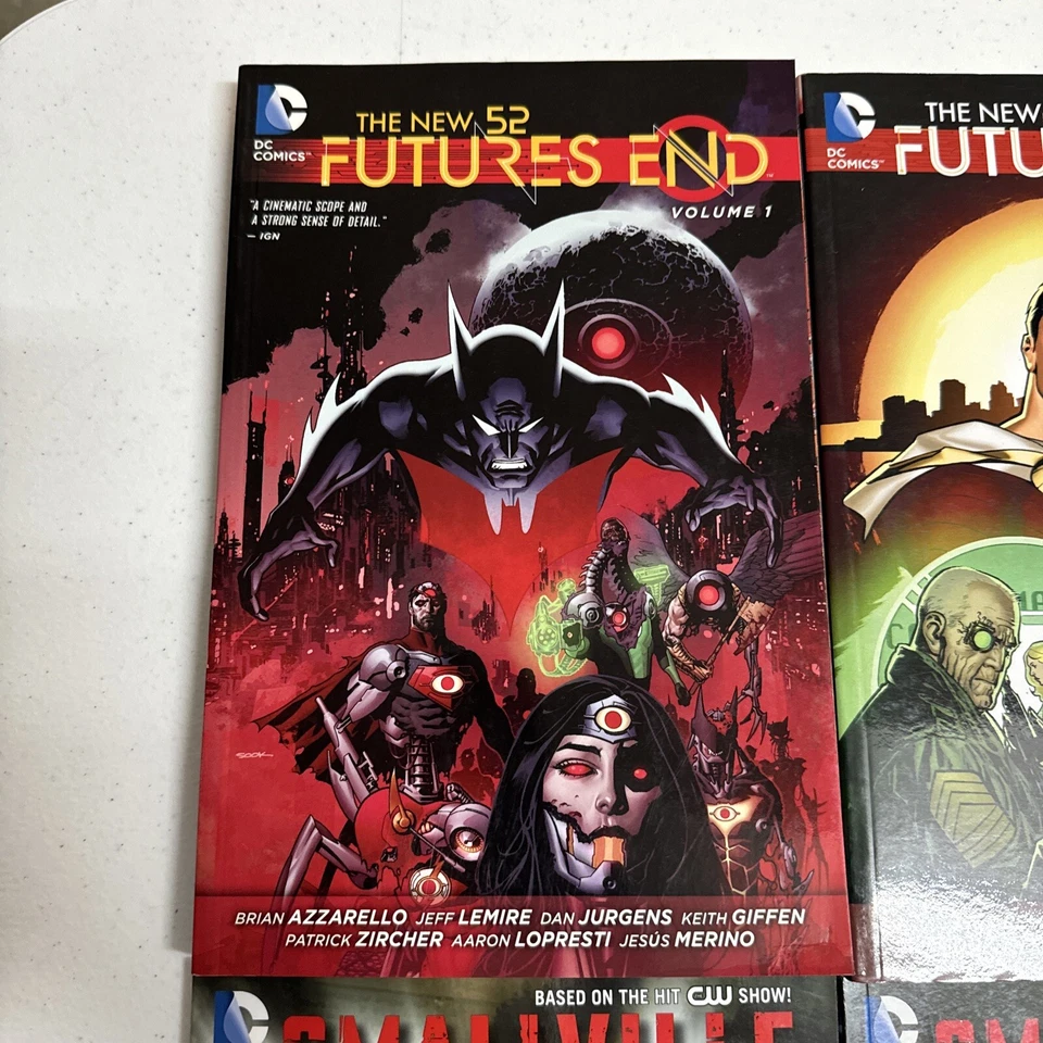 Lote 15 Novelas Gráficas DC Batman Smallville Swamp Thing Starman Batwoman +más Foto 2 de 4