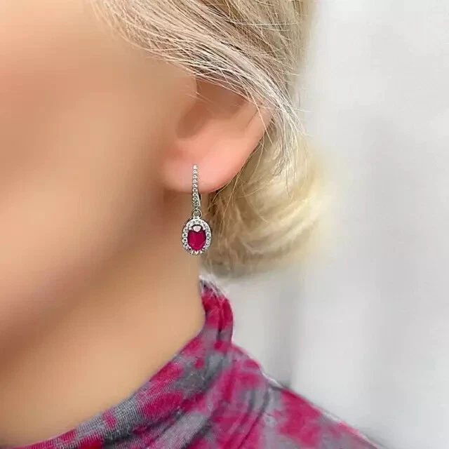 Aretes colgantes de diamantes rubí creados en laboratorio de corte ovalado de 2,5 quilates enchapados en oro blanco de 14 k Foto 4 de 4
