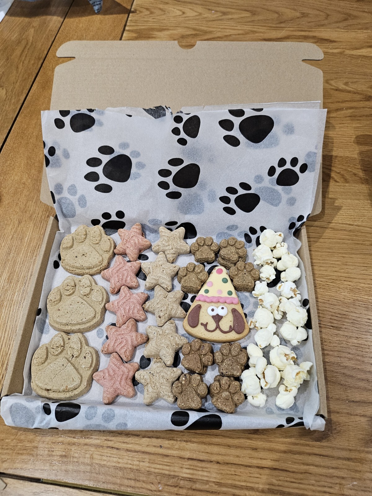 Dog Birthday Treat Box Personalised with bandana & Balloons. Gift Doggy