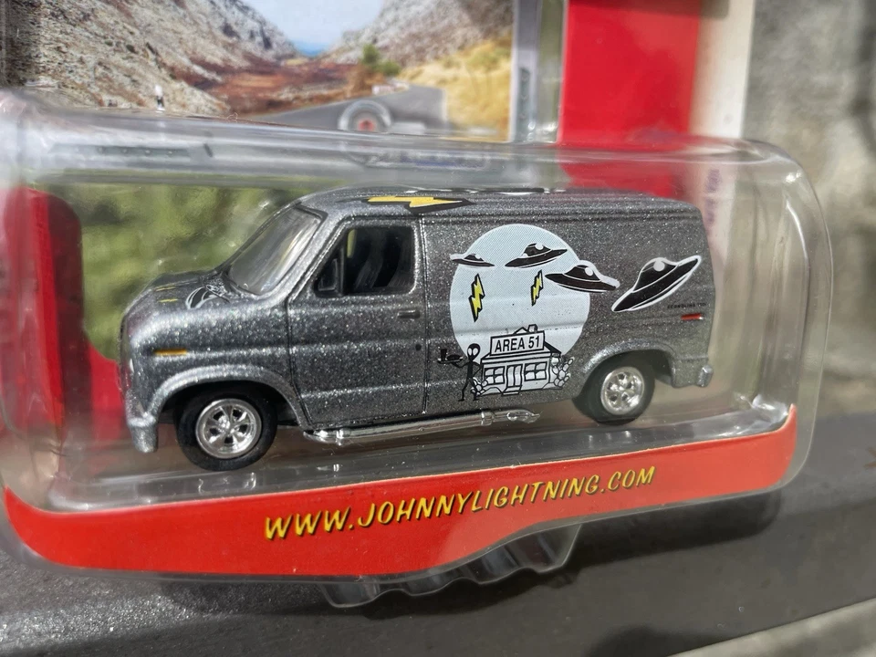 1:64 Johnny Lightning 1977 Ford Van AREA-51 nuovo - Immagine 2 di 4