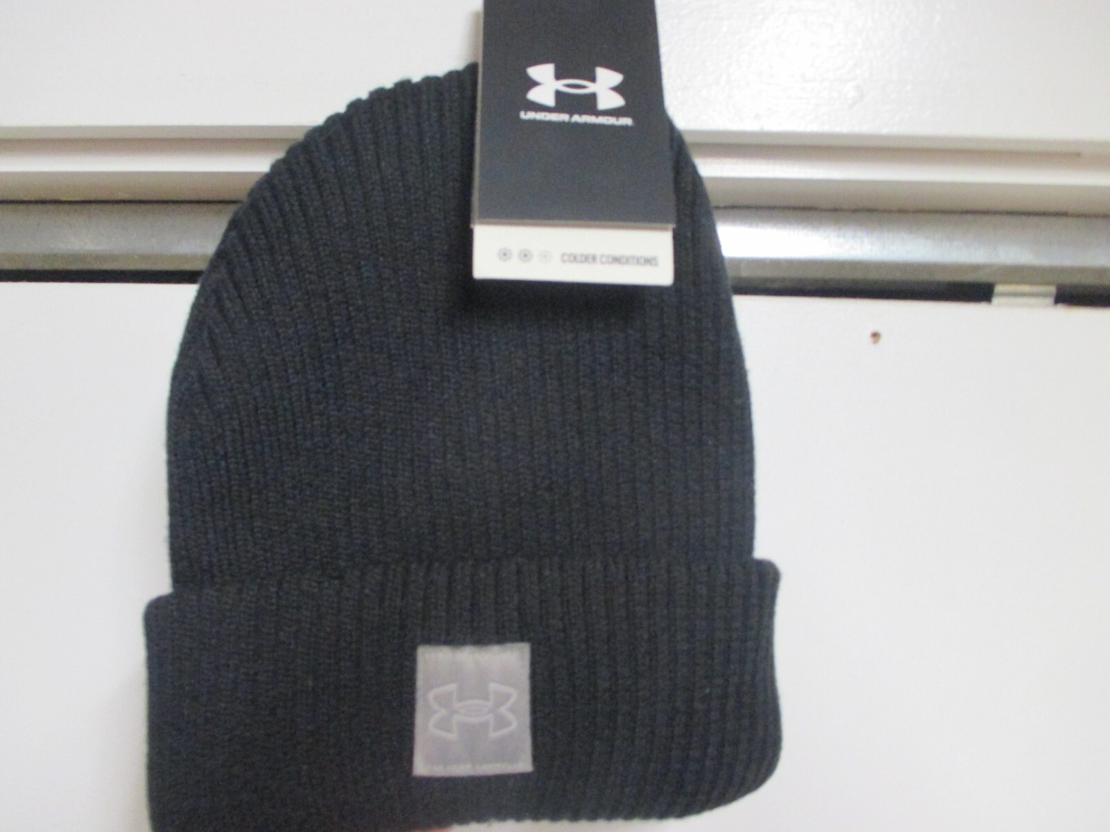 PONY CAPPELLO BERRETTO UNDER ARMOUR DONNA INVERNALE CON POLSINO NUOVO CON ETICHETTE NERO CODA DI CAVALLO FORO TOPPA LOGO