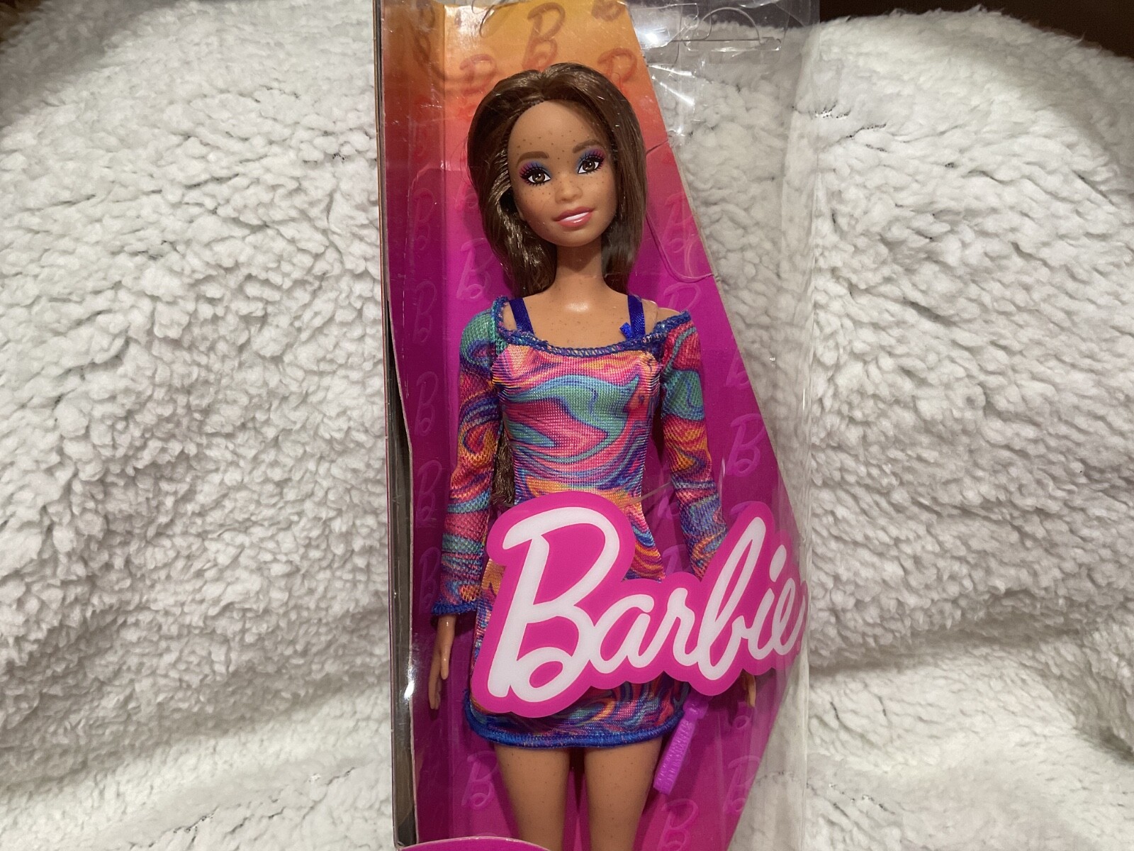 Barbie Fashionistas Doll 206 with Crimped Hair Freckles Green Shoes and Bag