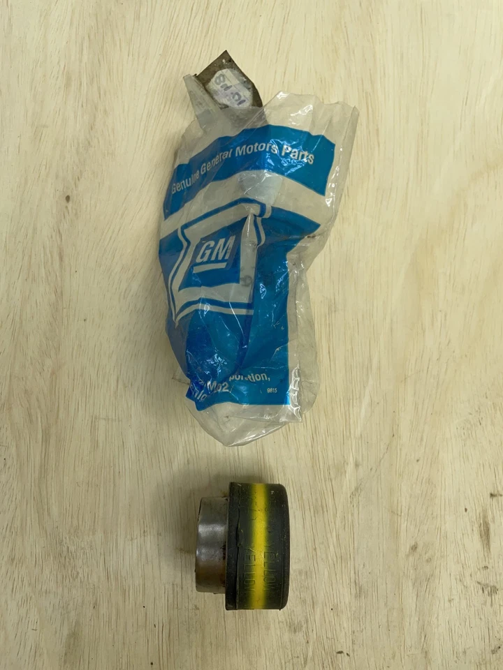 Isolador de berço dianteiro inferior quadro de motor GM OEM 82-99 Deville Eldorado 14103535 - Imagem 3 de 4