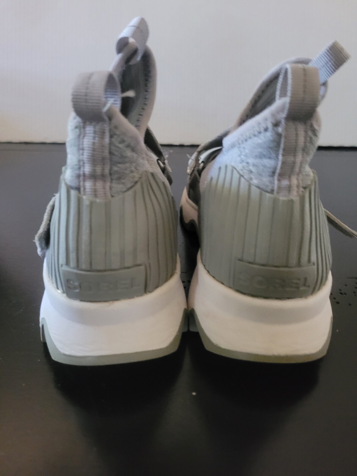 SAOLA Sorel scarpe da ginnastica cinetiche da donna suola squalificata grigio metallizzato taglia 8