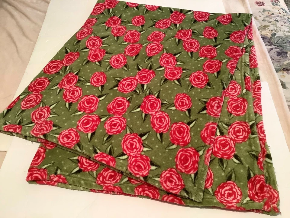 Manta de felpa suave verde con rosas rojas 47"x62" decoración del hogar Foto 3 de 4