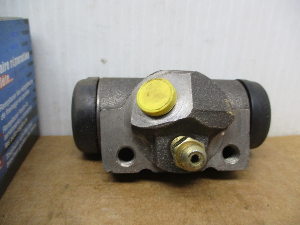 Cilindro de rueda de freno de tambor trasero izquierdo Pronto W37782, se adapta a Jeep CJ5, CJ7, otros Foto 2 de 2