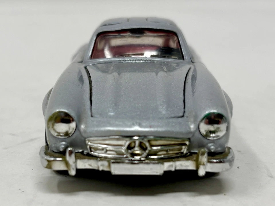 COCHE FUNDIDO A PRESIÓN CORGI TOYS PLATA MERCEDES BENZ 300SL ROADSTER DURO DE COLECCIÓN Foto 3 de 4