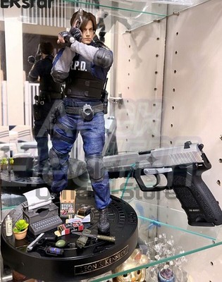 Game Resident Evil 2 Leon Scott Kennedy 32cm Scale PVC Figure Statue With Gun