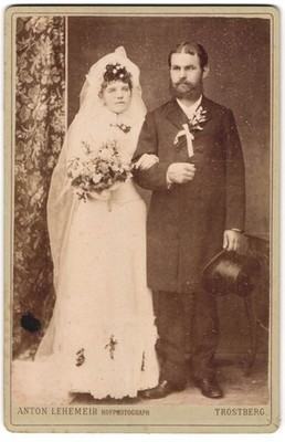 Photograph Anton Lehemeir, Trostberg, Bavarian bridal couple in wedding dress and 