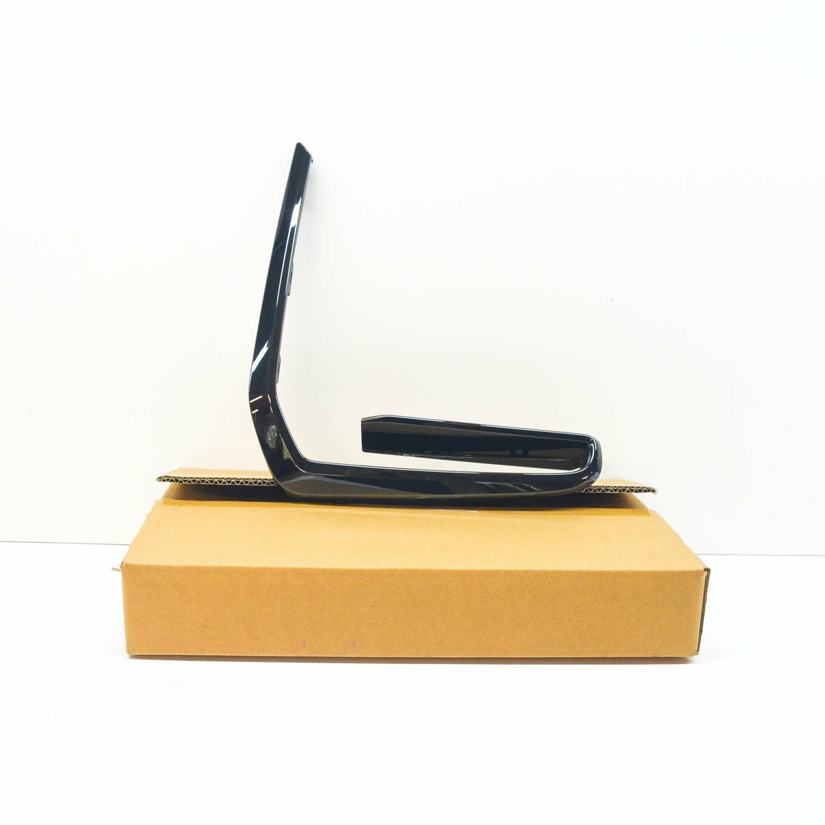 Genuine BMW X7 G07 Front Bumper Lower Right Grill Finisher Genuine BMW X7 G07 Front Bumper Lower Right Grill Finisher