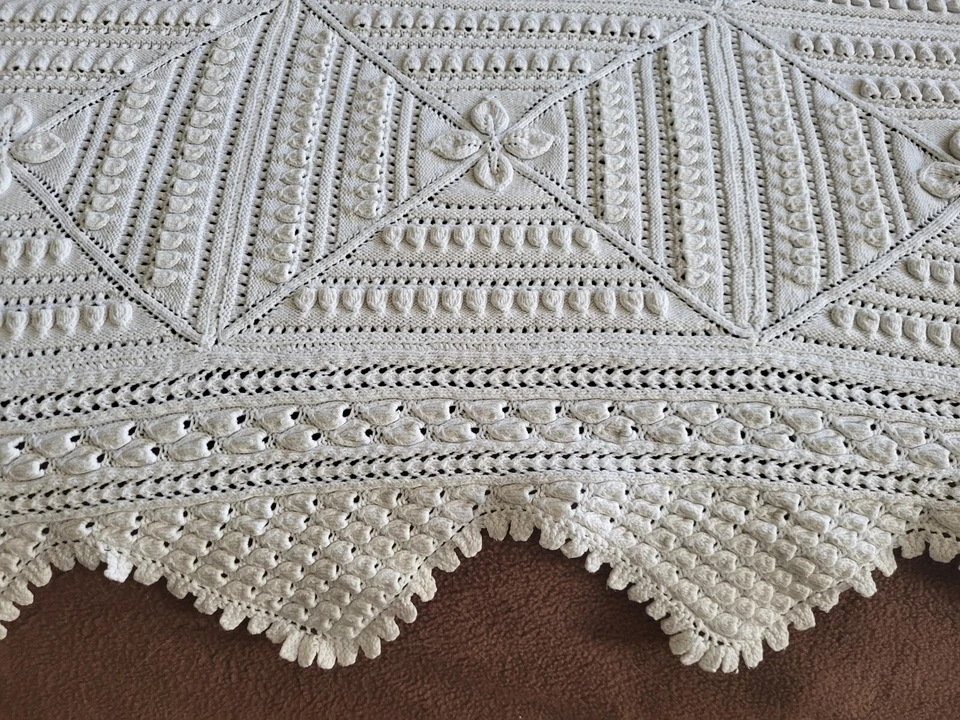 Ancien plaid dessus de lit coton aux aiguilles Old knitted bedspread 174x174cm - Photo 2/4