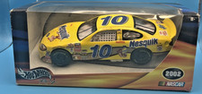 Hot Wheels DIE CAST 1:24 Scott Riggs #10 NASCAR NESTLE NESQUIK 2002 NUOVO