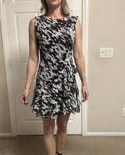 Express Dress Size XS Polyester Black and White Short with Zipper Back  NEW