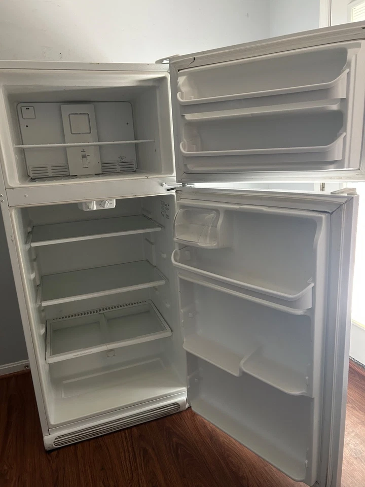 White 21 cu.ft Kenmore top-mount Refrigerator (used) - Image 2 of 3