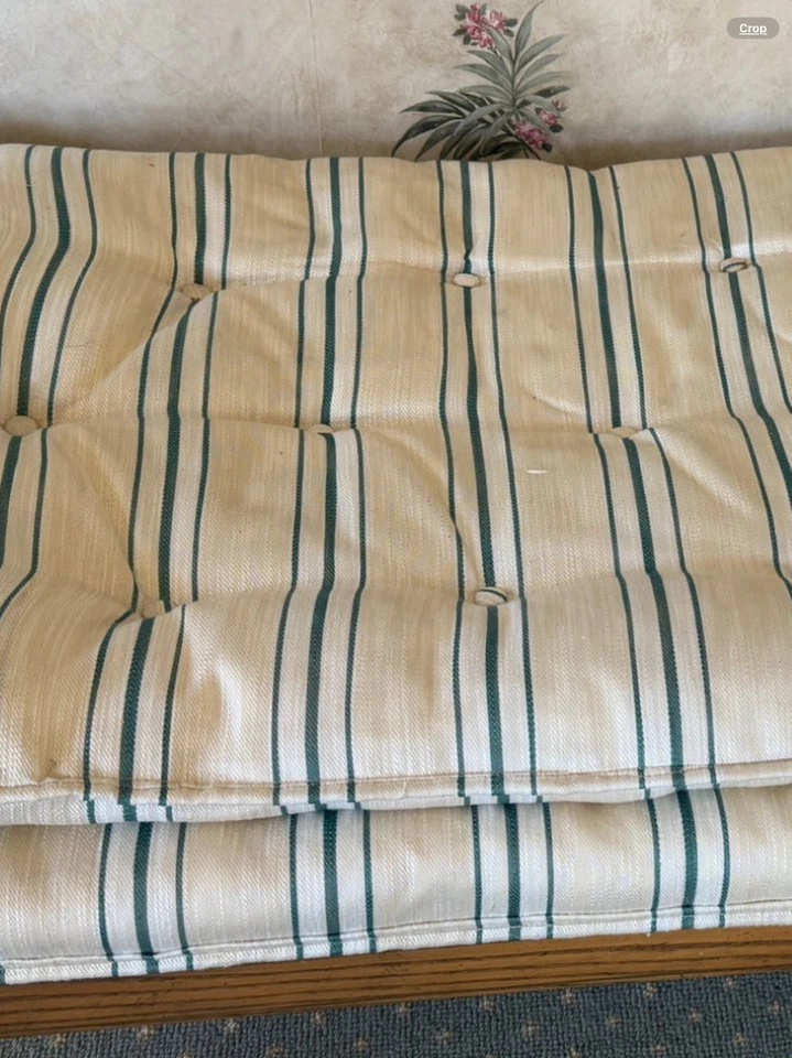 PAR de asientos de banco de ventana/pasillo tallados vintage de muebles de panadero a juego. A+ Foto 4 de 4