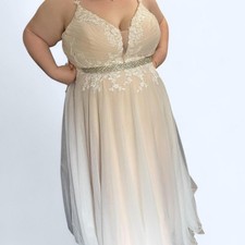 azazie devi dress size 20, altered retail 600 PLUS SIZE WEDDING DRESS!