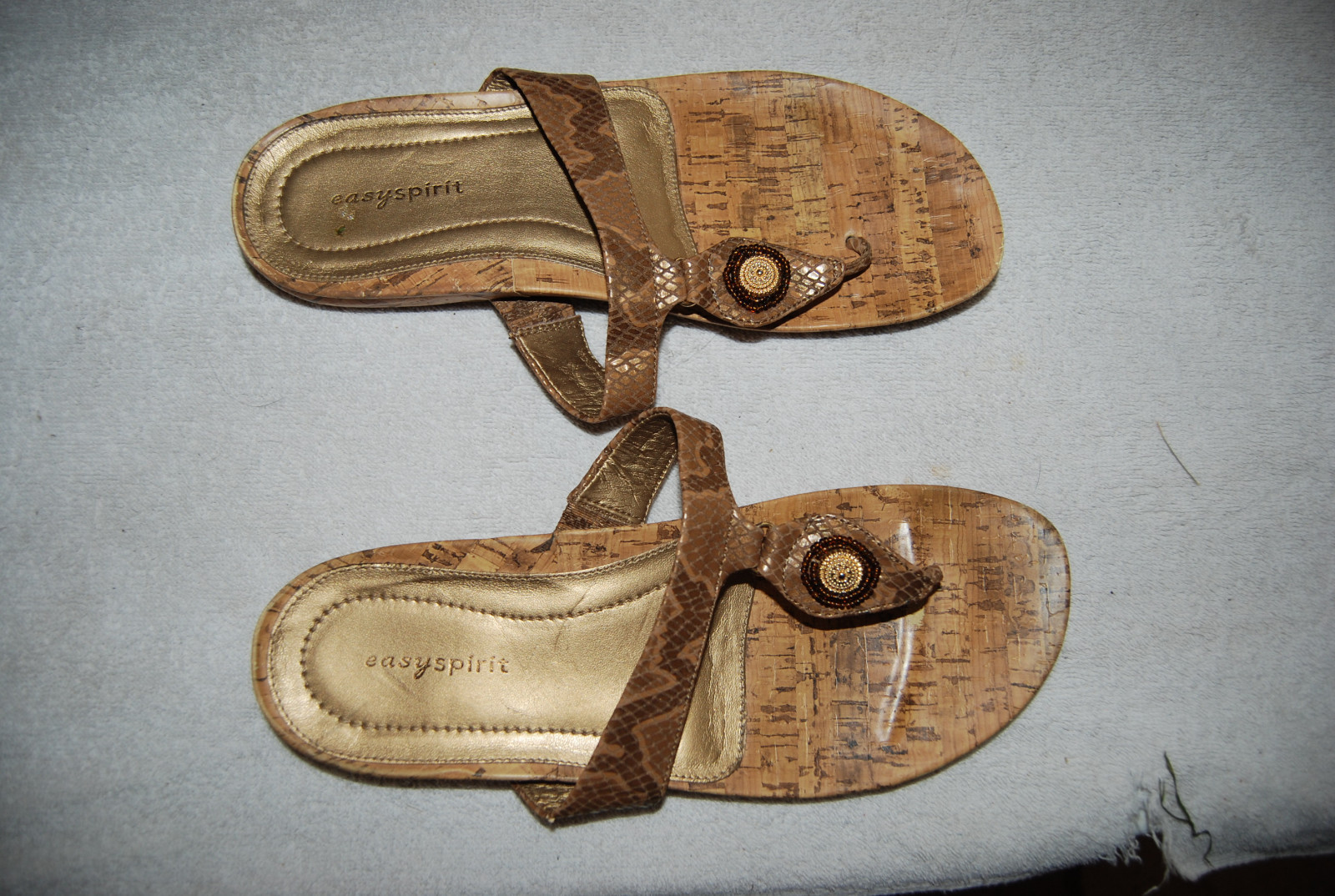 APL Sandali infradito EASY SPIRIT modello finta pelle di serpente marrone dorato con accento perline 9 5