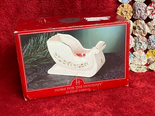 NIB Royal Home for the Holidays 2 Wick Sleigh Candle Holly Holiday Pattern - Picture 8 of 10