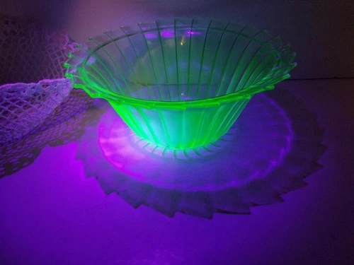 Vintage Jeannette Glass Sierra Pinwheel Bowl 8.5" Green Uranium Depression Glass