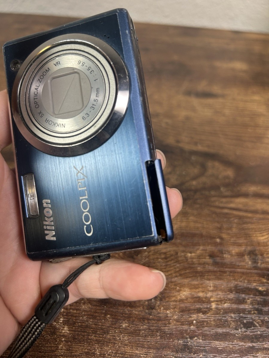 Nikon COOLPIX Coolpix S560 10.0MP Digital Camera - Blue UNTESTED