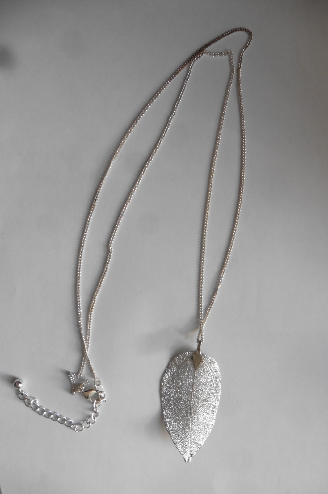 Sautoir chaîne argentée pendentif feuille ciselée idée cadeau femme unique