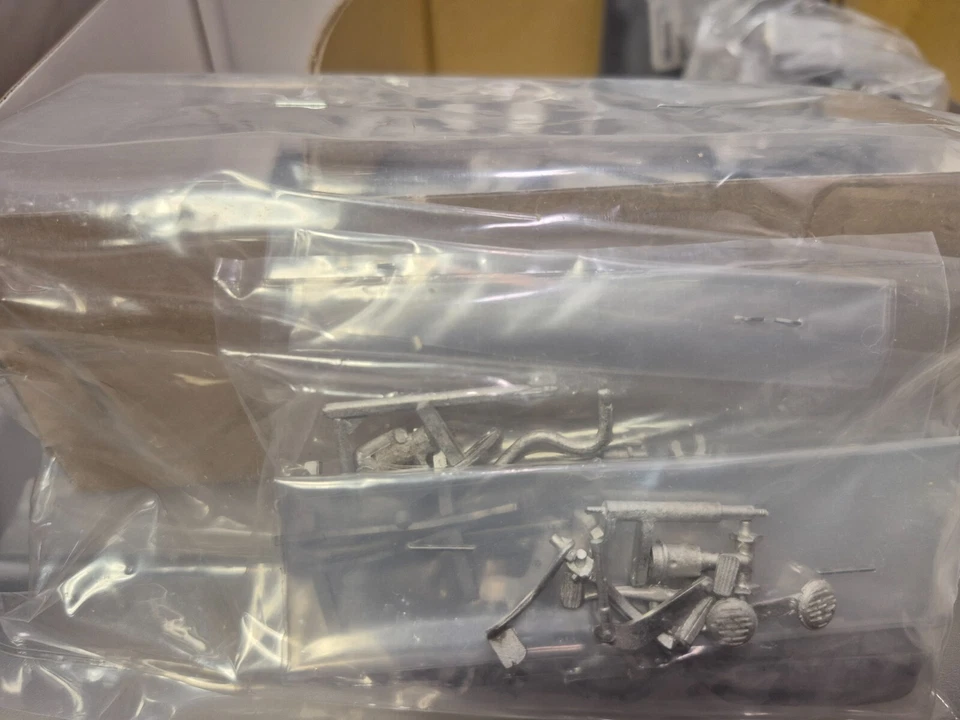 Rikuo RT-II 1957 Gunze 1/12 scale Japanese motorcycle model kit with metal parts - Image 4 of 4