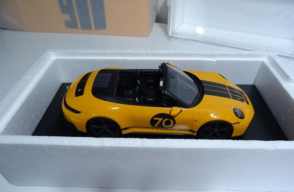 Porsche 911 (992) Spirit 70 SIGNAL ORANGE BLACK 1/18 WAP0210520SGTS by Spark - Immagine 3 di 4