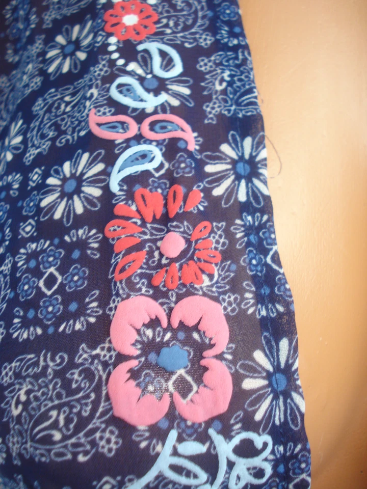 Camisa blusa envolvente Route 66 para niñas frente abierto azul floral transparente Foto 3 de 4