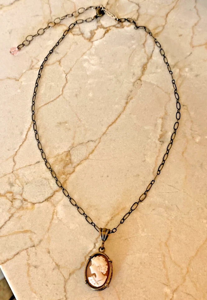 Delicado collar de latón Extasia Shell camafeo tallado a mano en Italia firmado Foto 4 de 4