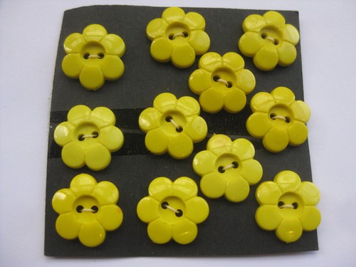 18mm Med Sweet Glossy Yellow Mix Daisy Flower Concave Sewing Buttons Set 11 - Picture 3 of 6
